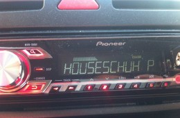 Houseschuh Podcast im Autoradio