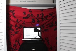 Mikrofon im Wandschrank, Houseschuh Podcast Studio in Miami